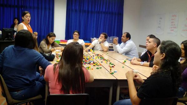CmachadoZ's tweet photo. "Todos compartimos historias y todos escuchamos" Lego Serious Play EnRedándose con Sentido @CEDEPIcesi @Icesi http://t.co/fDBdnga2qi