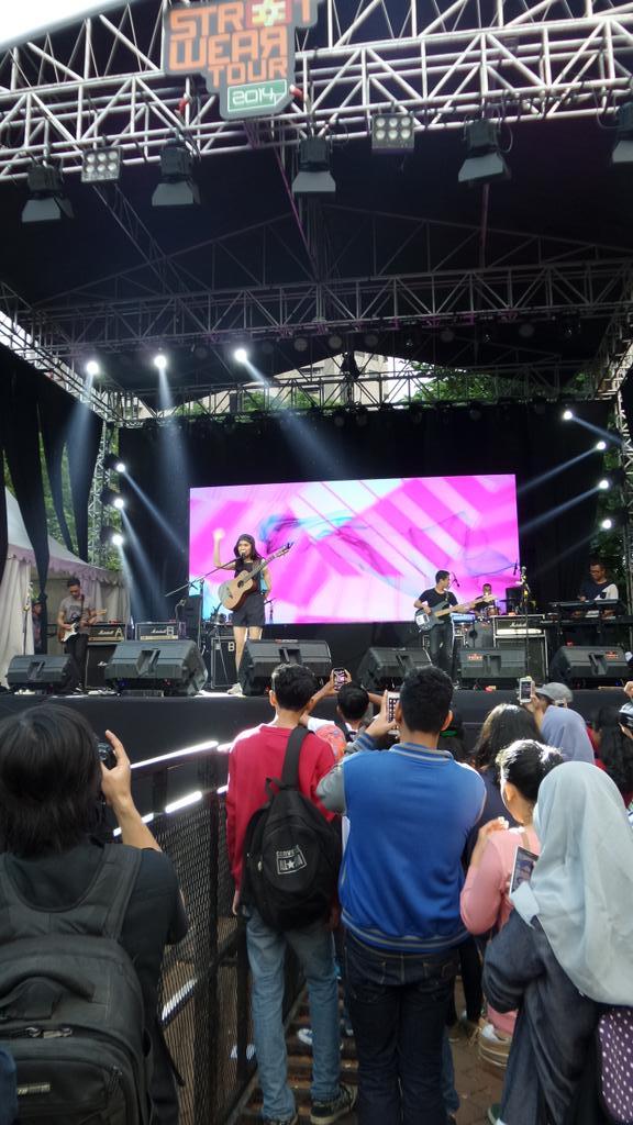 ssheinafiaz's tweet photo. Penampilan our beloved captain @sherylsheinafia @streetweartour #SWT14 tadi sore seru banget !! http://t.co/vr2K9DIOll