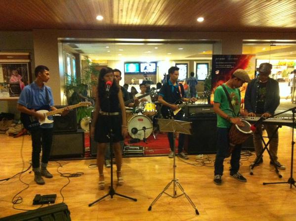 Official_JamSic's tweet photo. Next ad trastaroots yg jg memainkan musik reggae, http://t.co/MMaC5JkVVt