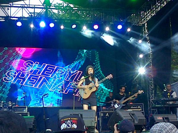 Roastyourbae's tweet photo. Kaka @sherylsheinafia cantik aneddd ;;) Performnya keren! Perfecto! @streetweartour Mainstage #SWT14 http://t.co/Ycx6NFE8Zh