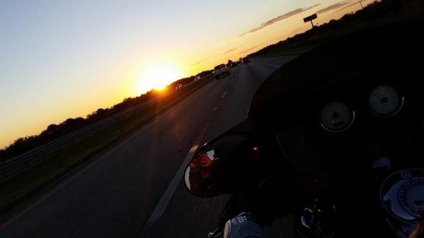 MiNena77's tweet photo. #FlaSunset #RideTheWind #LiveToRide #NothinButHighway @harleydavidson @ShareALittleSun http://t.co/apQkLpA2RC