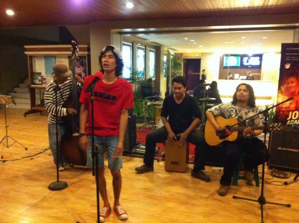 Official_JamSic's tweet photo. Skrg ad akustikan dr lantai 3 band, lagu ny adem bener, http://t.co/x00dx3izWD