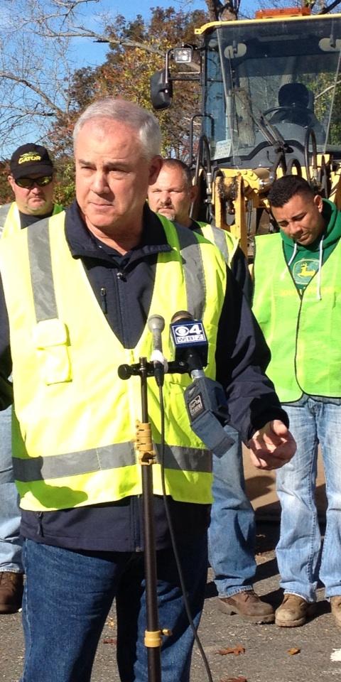 MassDOT's tweet photo. Highway Administrator Frank DePaola, Reading depot, checking contractor vehicles for #MAWinter. 3,600 available. http://t.co/7Ka0k1huvj
