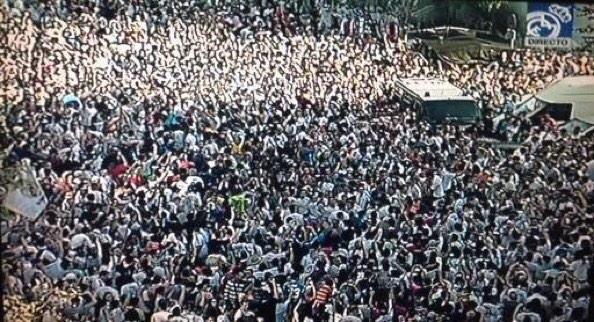 Recibimiento del autobús del Real Madrid en su llegada al Santiago Bernabéu