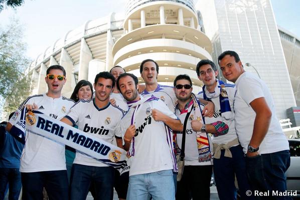 realmadrid's tweet photo. Miles de aficionados reciben al equipo al llegar al estadio. ¡Hala Madrid! #RealMadridvsFCB #RMLive http://t.co/iaQfjQJPTR