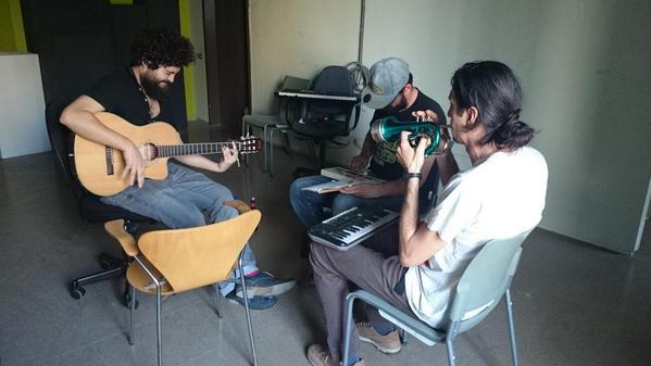 FiM_Vila-seca (@fimvilaseca) on Twitter photo Anarquia Acústica ja es troben assajant les composicions inèdites q sentirem aquesta tarda a la <a href="/fimvilaseca/">FiM_Vila-seca</a> a les19h Anarquia Acústica ja es troben assajant les composicions inèdites q sentirem aquesta tarda a la <a href="/fimvilaseca/">FiM_Vila-seca</a> a les19h