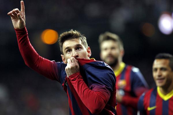 FiebreCule's tweet photo. #D10S vuelve al Bernabéu. http://t.co/73eTJiQ7Yw