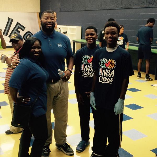 memgrizz's tweet photo. Thanks for the big assist today @PeerPower901! http://t.co/5vl4PERssx (via @bdcmemphis) #BuildMemphis #GrizzCares