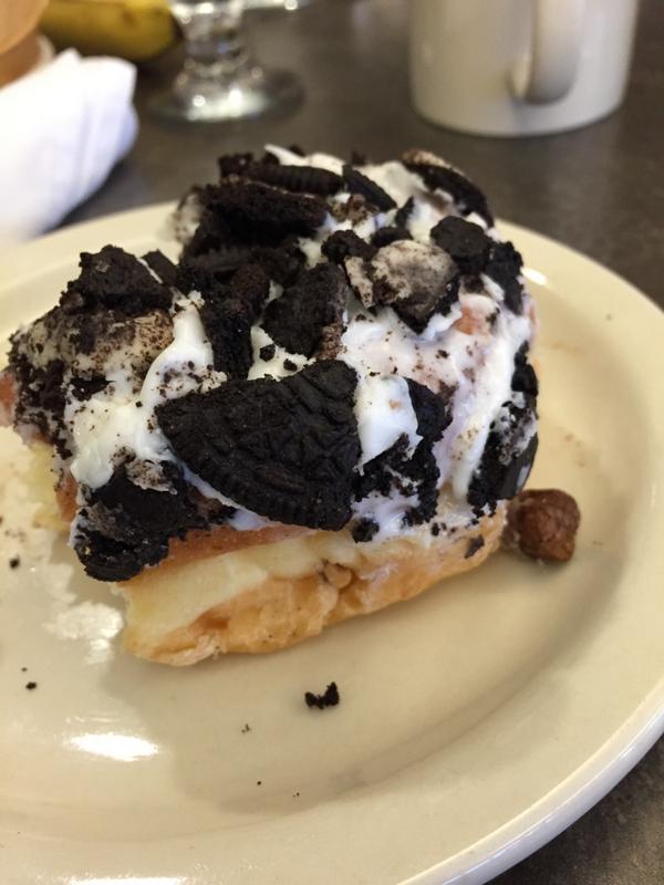 RyleeBaisden's tweet image. I donut hate this breakfast 🍩 #voodoo #oreodonut #iamcomplete #portlandia @Micaela_Cortez_