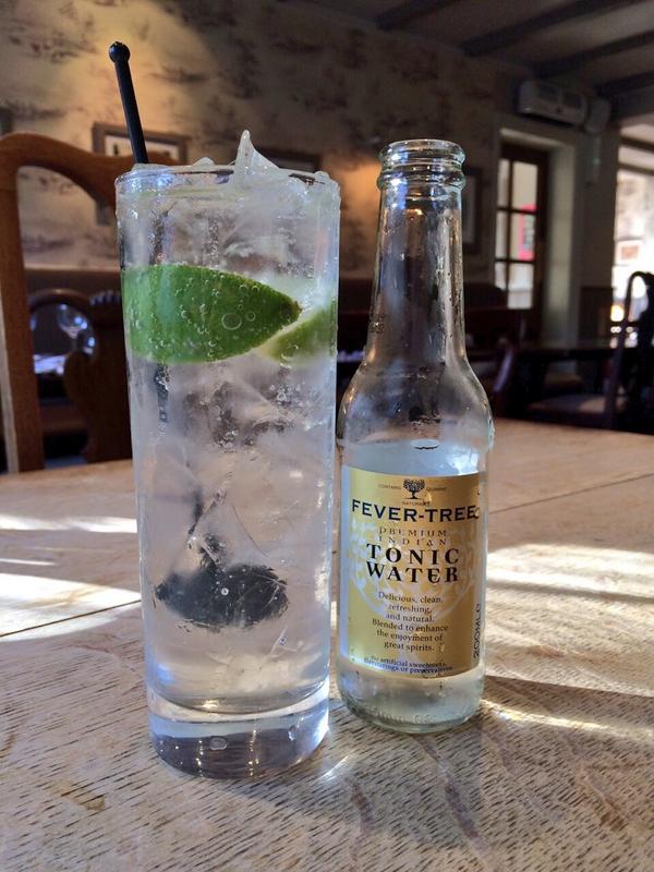 MikeyThreeOaks's tweet photo. Gin and Tonic tonight? @TheThreeOaksGX @TheOaksPubs #drinkingbar #GinOClock http://t.co/m2HDK0ckwv
