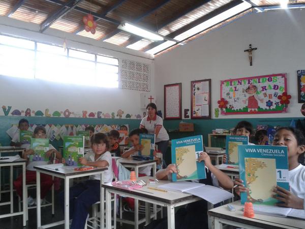 @SaIaTachira <a href="/vimi3v/">Vilma Vivas</a> Entrega de Colección Bicentenario 2014-2015 a niños y niñas    <a href="/EBLABLANCA/">E.N. ANA JUSTINA CÁCERES</a> NER170 Mcpio Guásimos