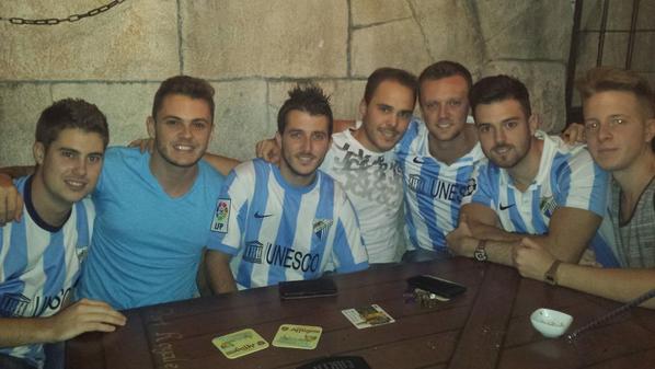 danimlg89's tweet photo. en el Port Royal viendo el clásico con los colegas @C91Ivn @AdriVarea @AlbertoRj22 @DaniNavas91 @cjmlg  @alfonsocm95 http://t.co/xg0P2f2XUN