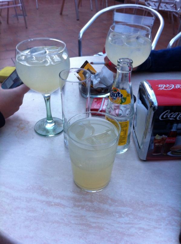 DessiaCabaM's tweet photo. A gustito viendo el fútbol con las guapas @minervaLf33 @mariiaramirez15 http://t.co/EU77PLhDEo