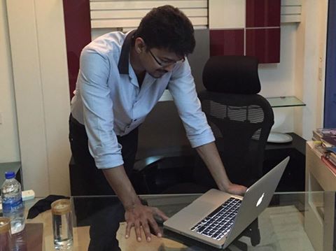VijayAnjith's tweet photo. Vijay anna in Twitetr Chat Pic <3 http://t.co/coBtRQxwHb