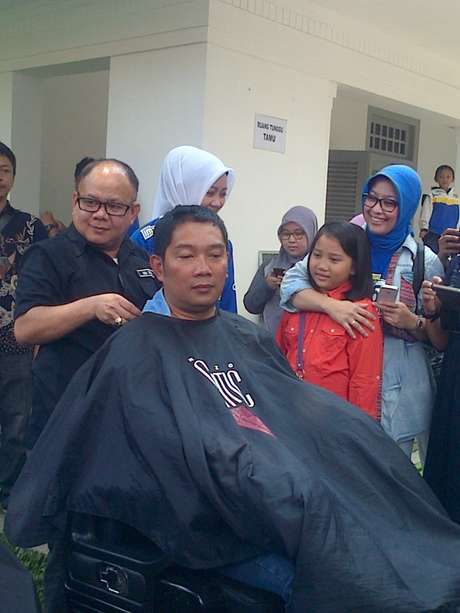 infobandung's tweet image. Realisasikan Nazar Persib Juara, Ridwan Kamil Potong Rambut Nyaris Botak infobandung.co.id/realisasikan-n… via @infobandung