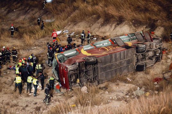 el_pais's tweet photo. 12 muertos y 38 heridos en un accidente de autobús en Murcia http://t.co/Un6JpV17ix Cayó 15 metros por un terraplén http://t.co/EaoFro6F6P