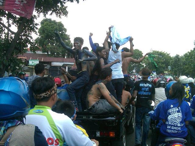 devyMphie's tweet photo. Kali kali panas"an,macet"an demi aa Abiq yg pgn liat arak-arakan PERSIB JUARA ;) http://t.co/Cmv1fFgI0O