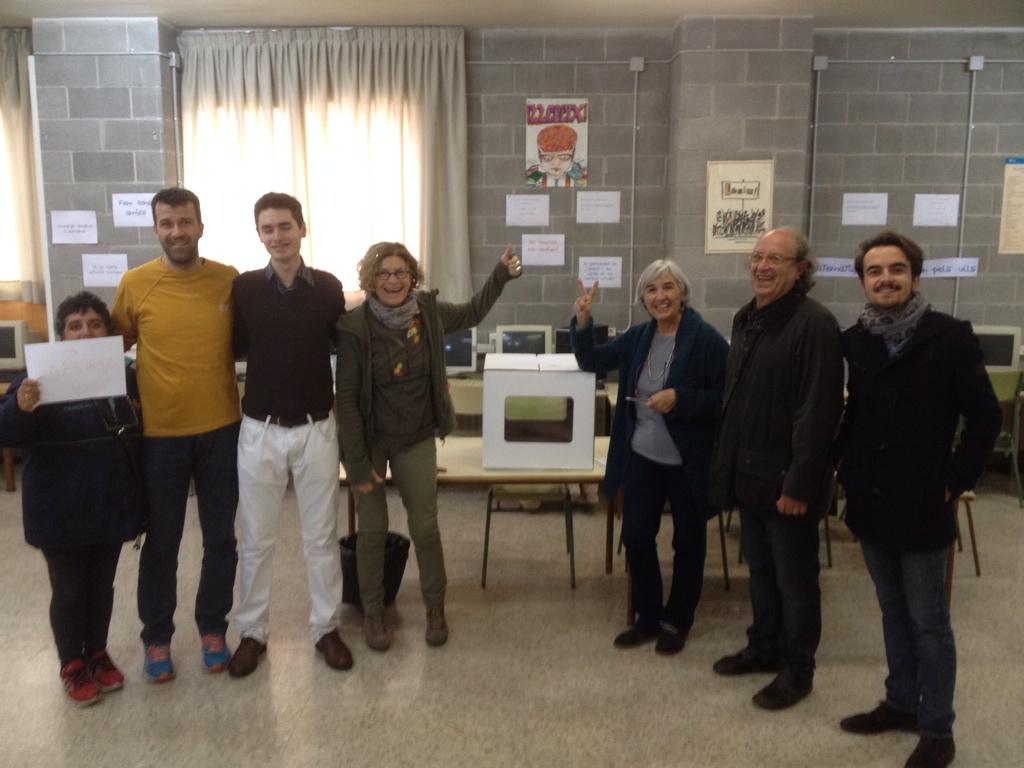 Ofpina's tweet photo. Tot preparat a l'Apel•les Mestres de l'Hospitalet de Llobregat! #SíSí @Omniumlh @assemblea @omnium http://t.co/WoUbRWCcP3