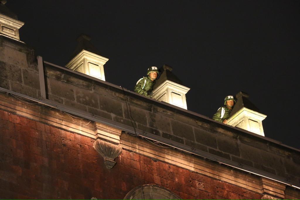 Manifestantes por incapacidad de Peña Nieto, irrumpen en Palacio Nacional B1-7EsNCUAA3tnN