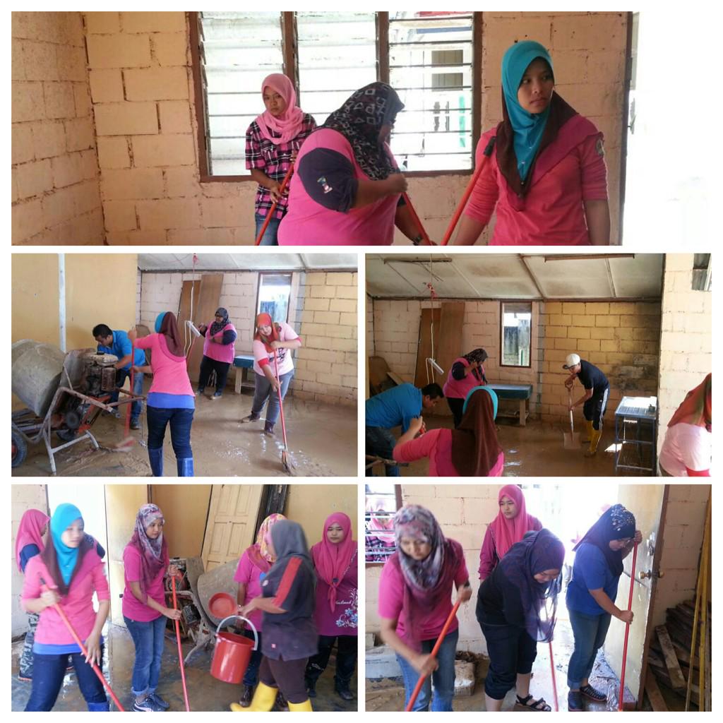 PuteriUMNOMy's tweet image. "@hajarmiskon: Cuci rumah mangsa banjir di Cameron Highland #Pu3CameronHighland  @emysamsudin @mediasosialpu3 #LLLM http://t.co/qxLYQBUwKF"