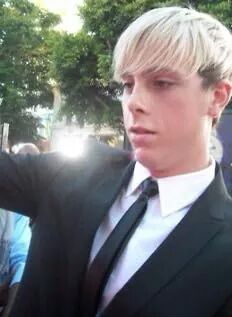 Happy 23 birthday Mr. Riker Lynch. 