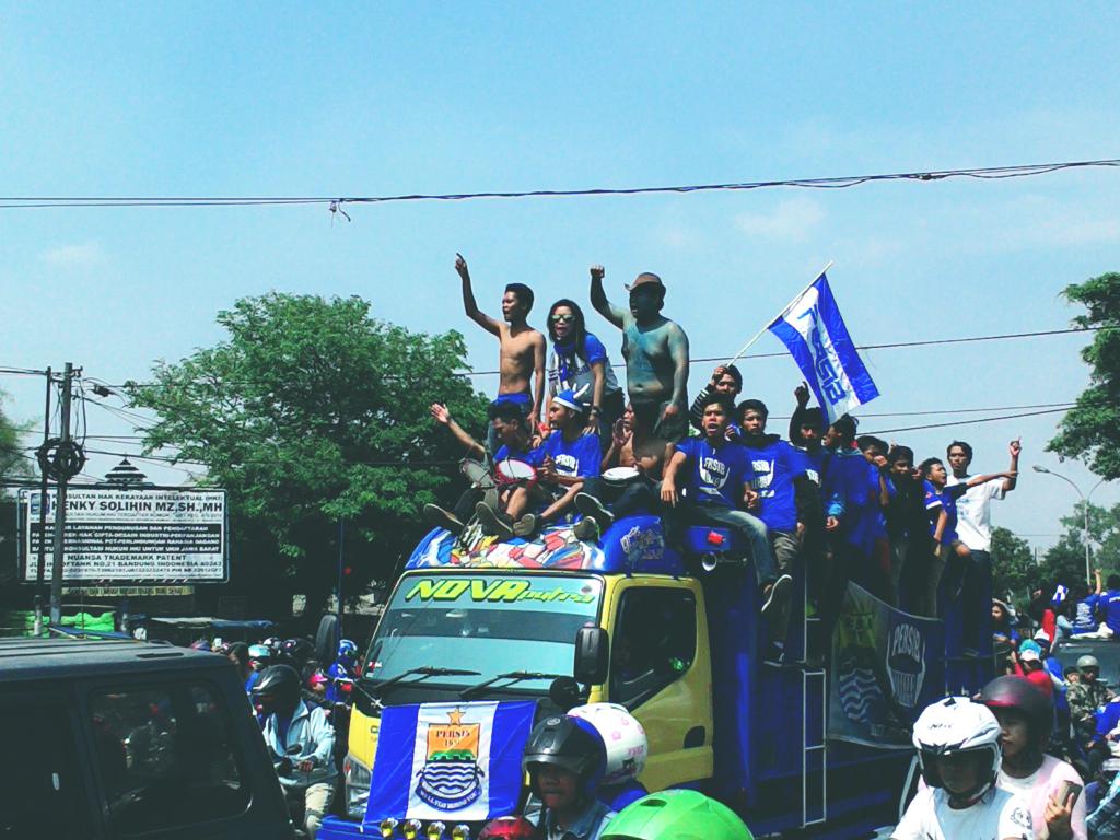 RT <a href="/cabuncoolex/">cabun</a>: Pawai Bobotoh mulai bergerak dr arah lingkar selatan menuju jln BKR #PersibJuara  *RR