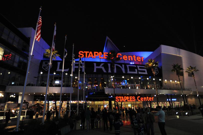 LAKings's tweet photo. Q3: When did the Kings start playing at STAPLES Center? MUST BE IN THE ARENA TO CLAIM PRIZE #LAInteractive http://t.co/0ytqg3Jk9D