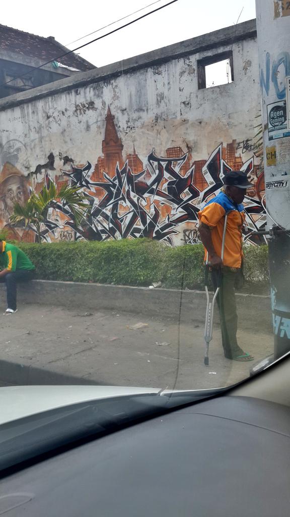 Seorang dg 1 kaki tetap berjuang mencari nafkah yang halal, lokasi jl. Perwakilan utara malioboro
