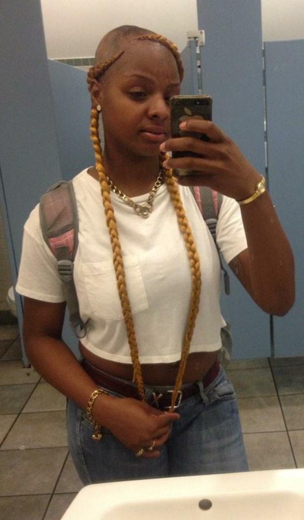 BullHunitProof's tweet photo. bruh she did not just crazy glue 2 braids to her scalp 💀 http://t.co/WkOqLrq64b