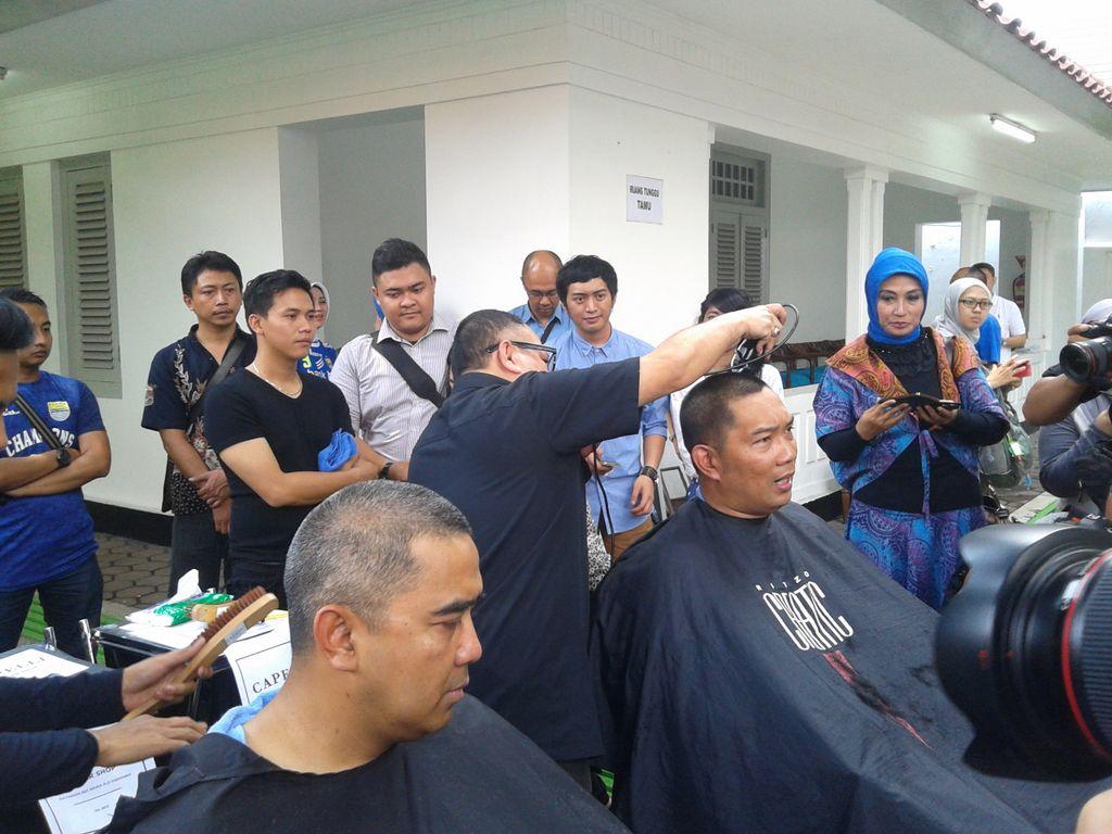 infobandung's tweet photo. #BotakJuara :) RT @relawan_bdg: Kang @ridwankamil dan kang Farhan sedang memenuhi nazar #PersibJuara. :)) http://t.co/zxmVnyjWCs *IN*