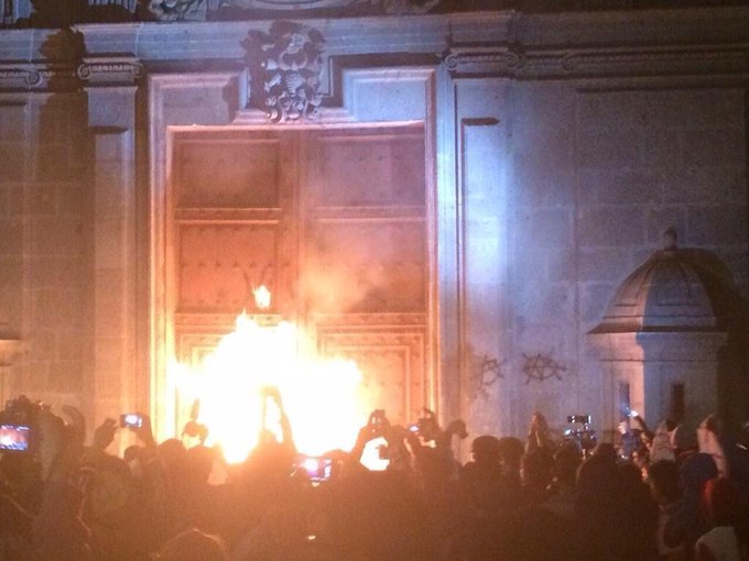 Manifestantes por incapacidad de Peña Nieto, irrumpen en Palacio Nacional B1-TOhcIQAQBFqJ