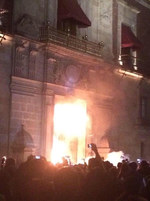 Manifestantes por incapacidad de Peña Nieto, irrumpen en Palacio Nacional B1-TOhlIcAA4fhL