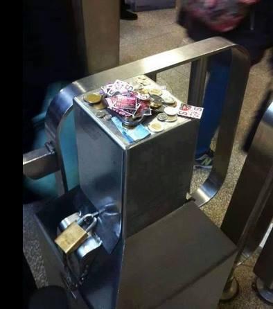 تعطلت مكائن التذاكر في مترو الأنفاق في كندا, فأنظر ماذا فعل الشعب. 
#ذمة_وامانة