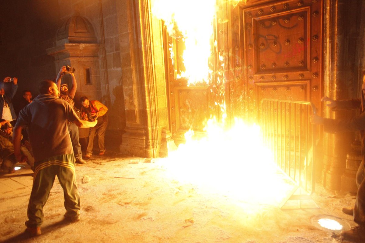 lajornadaonline's tweet photo. Arde unos segundos la puerta principal de Palacio Nacional
#Ayotzinapa
http://t.co/qZJOCJTk1d
Fotos Víctor Camacho http://t.co/auHioZ2B7u