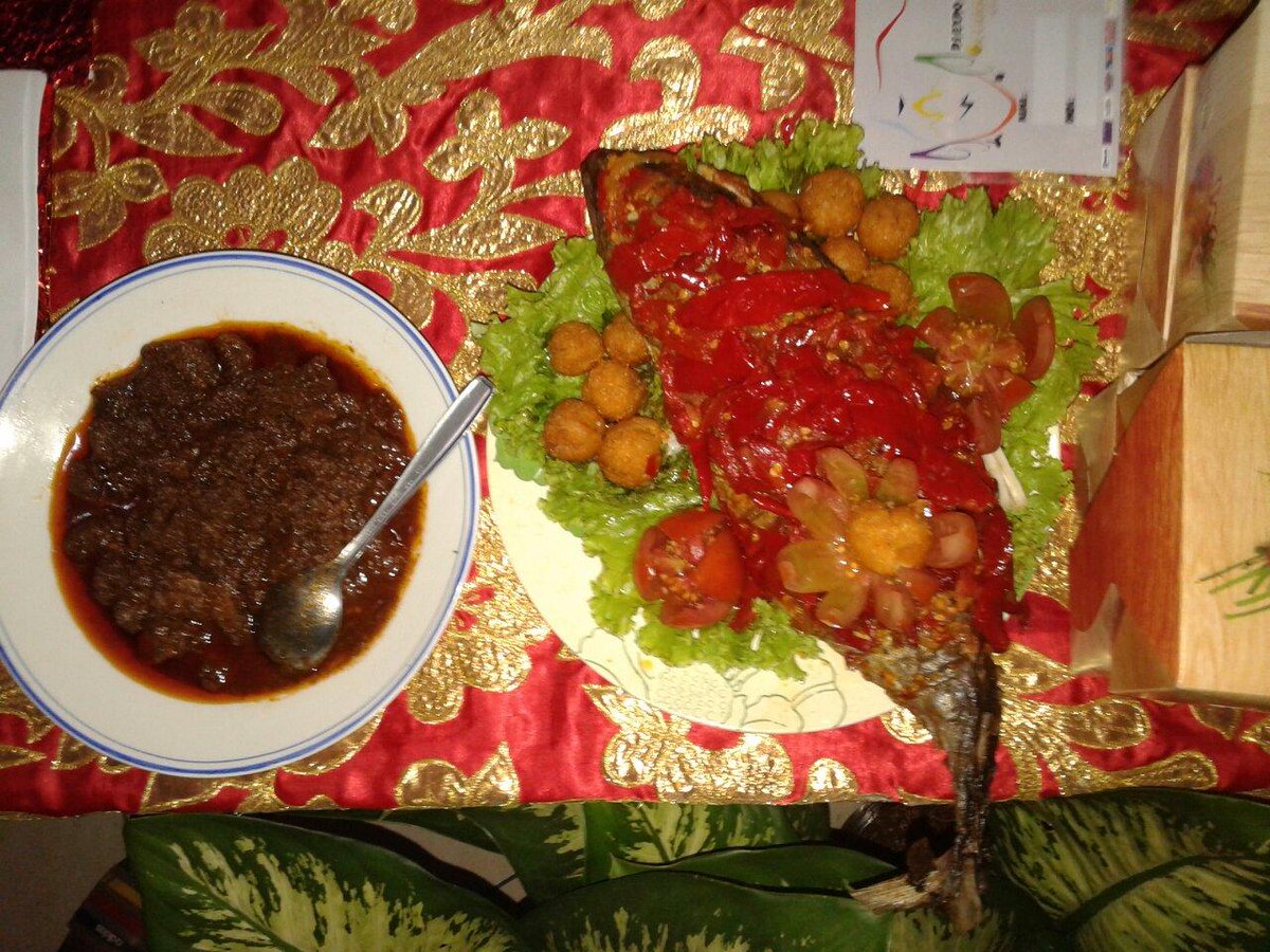 Ayo sanak mampir ke stand IPMM ado samba lauak lamak, iko nyo makanan wajib kito randang jo ikan goreng lado merah :)