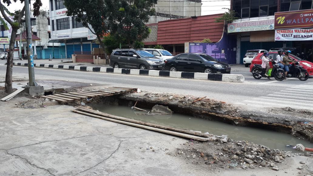 baberamawi's tweet photo. Proyek drainase terbengkalai jl.A. Yani. pemborong minta uang kpemilik ruko baru dikrjakan cc @infoRIAU  @tribunnews http://t.co/DKKpLiypy3