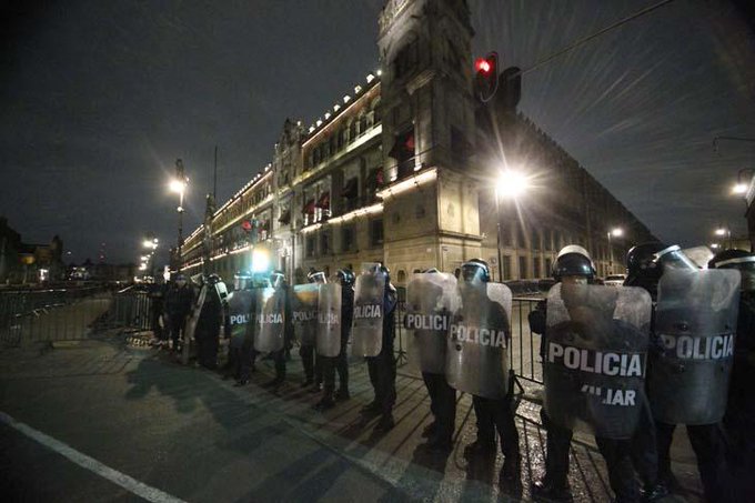 Manifestantes por incapacidad de Peña Nieto, irrumpen en Palacio Nacional B1-hvFBCYAAMDLo