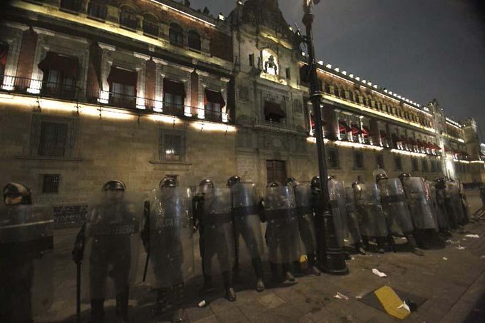Manifestantes por incapacidad de Peña Nieto, irrumpen en Palacio Nacional B1-hvGLCQAASSTc