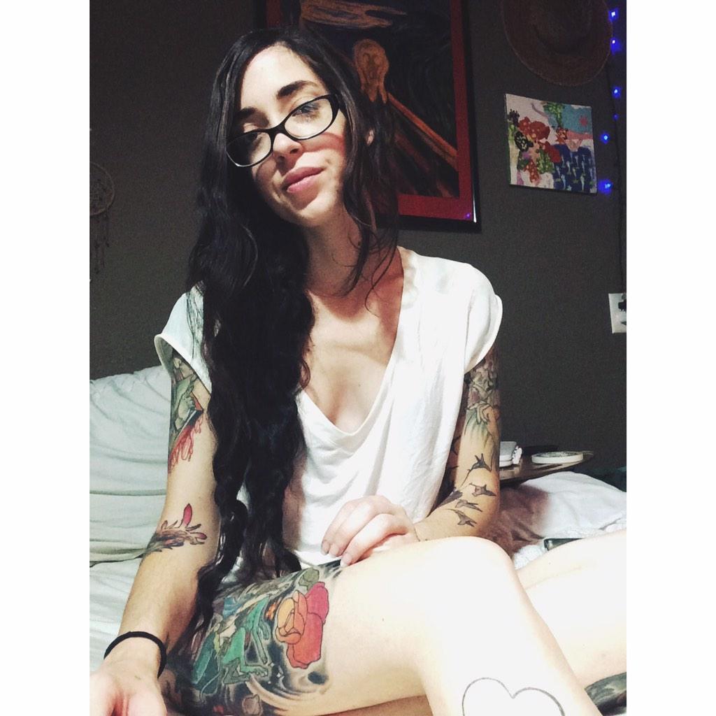 samihaelvira's tweet image. Watching #gettingdougwithhigh