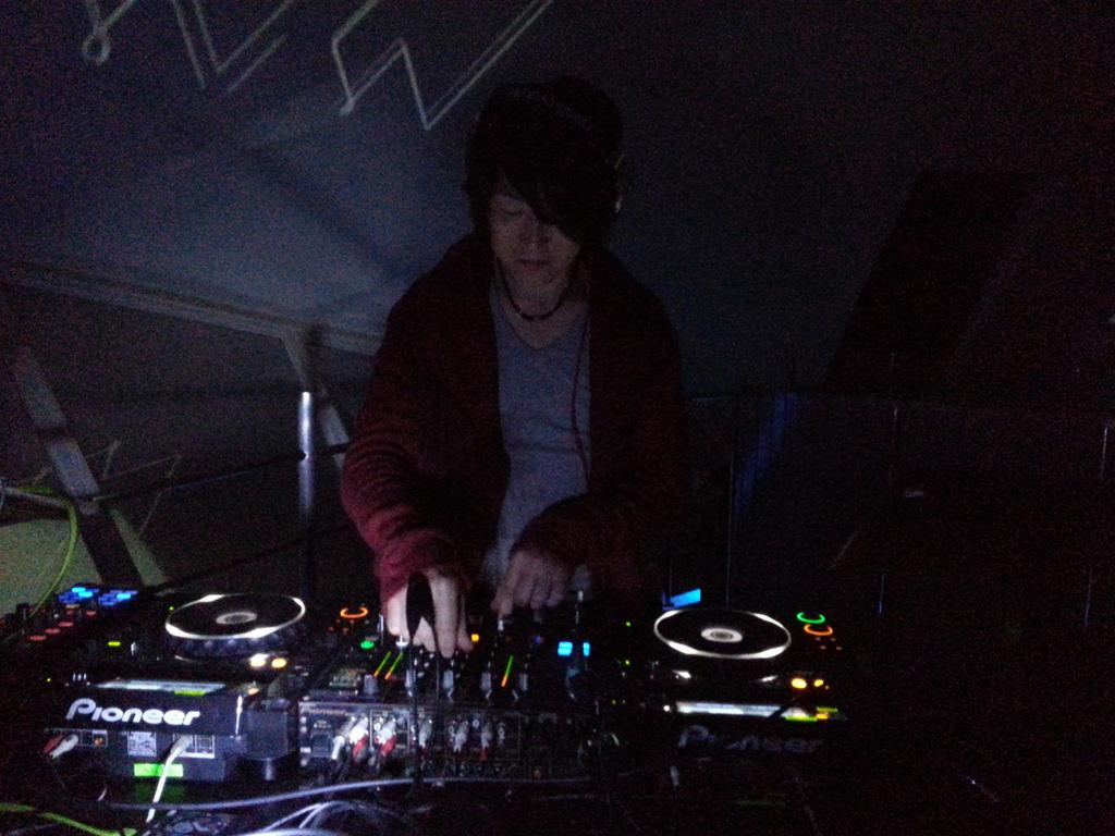 UEKAZU_SAN's tweet photo. en006始まったよー！先日誕生日を迎えたオーガナイザーのOQからラウンジはスタート！！　#anxdj #en006 http://t.co/tdWZmdbkLz