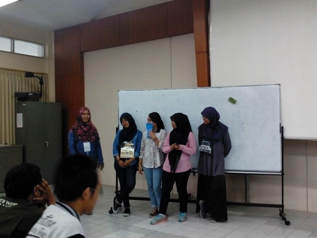 pwkugm2013's tweet photo. Dan dari games tepuk kita ada 4 orang nih yang jadi plus satu panitia yg bakalan dapet sanksi :D cc: @HMTPWK_UGM http://t.co/gjhqcTGzTd