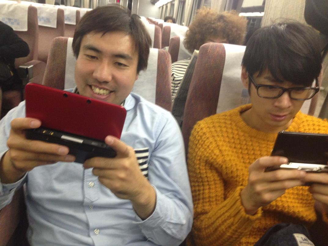 garifukushima's tweet photo. 激烈クソスベり確定なのに名古屋から伊勢までの1時間半をネタも考えず、ずっとモンハンをやっていたの大西ライオンくん。

カワイイ❤️ http://t.co/4DqjE4l9Pq
