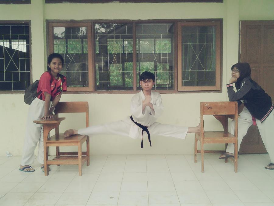 TaselaUpdate's tweet photo. RT @Markujhon: Split on chairs. #TaekwondoManonjaya #SMKNManonjaya  http://t.co/L1Cxz7dhjM