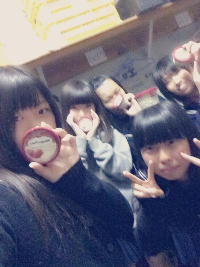 itosoftball's tweet photo. 白浜での新人戦がんばったから
監督の板谷先生から
ハーゲンダッツのご褒���☺️💓
板谷先生はママみたいな存在。
部員みんなほんと大好きやね✨
みんな満面の笑みで
おいしくいただきました😋

#1 http://t.co/vr51ofOjys