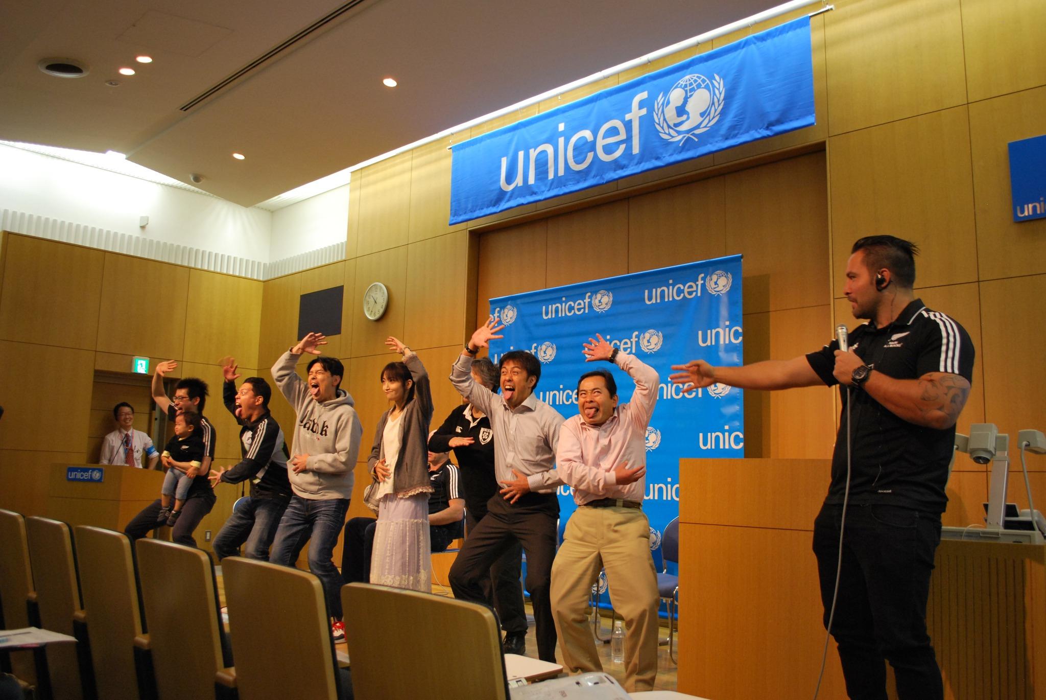 日本ユニセフ協会 Unicef東京事務所 On Twitter ユニセフ親善大使 マオリオールブラックス のみなさんが 先ほどユニセフハウスを訪問 ハカ で用いられる 舌を出して相手を威嚇する プカナ というポーズを教えてくださるなど 選手のみなさんの