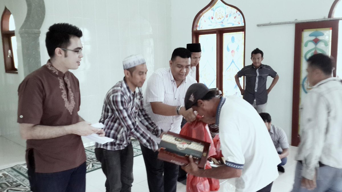 bekerjasama dengan HKTI Medan memberikan bantuan kepada para petan-petani yang tinggal di daerah marelan