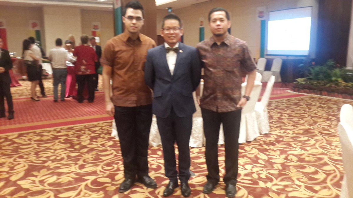 bersama konjen singapura di acara hari kemerdekaan singapura di jw marriowt medan