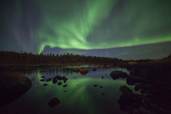 It's hard to believe this sky is real #NorthernLights LDN.in/ySQm7K (via <a href="/cntraveller/">Condé Nast Traveller</a>)