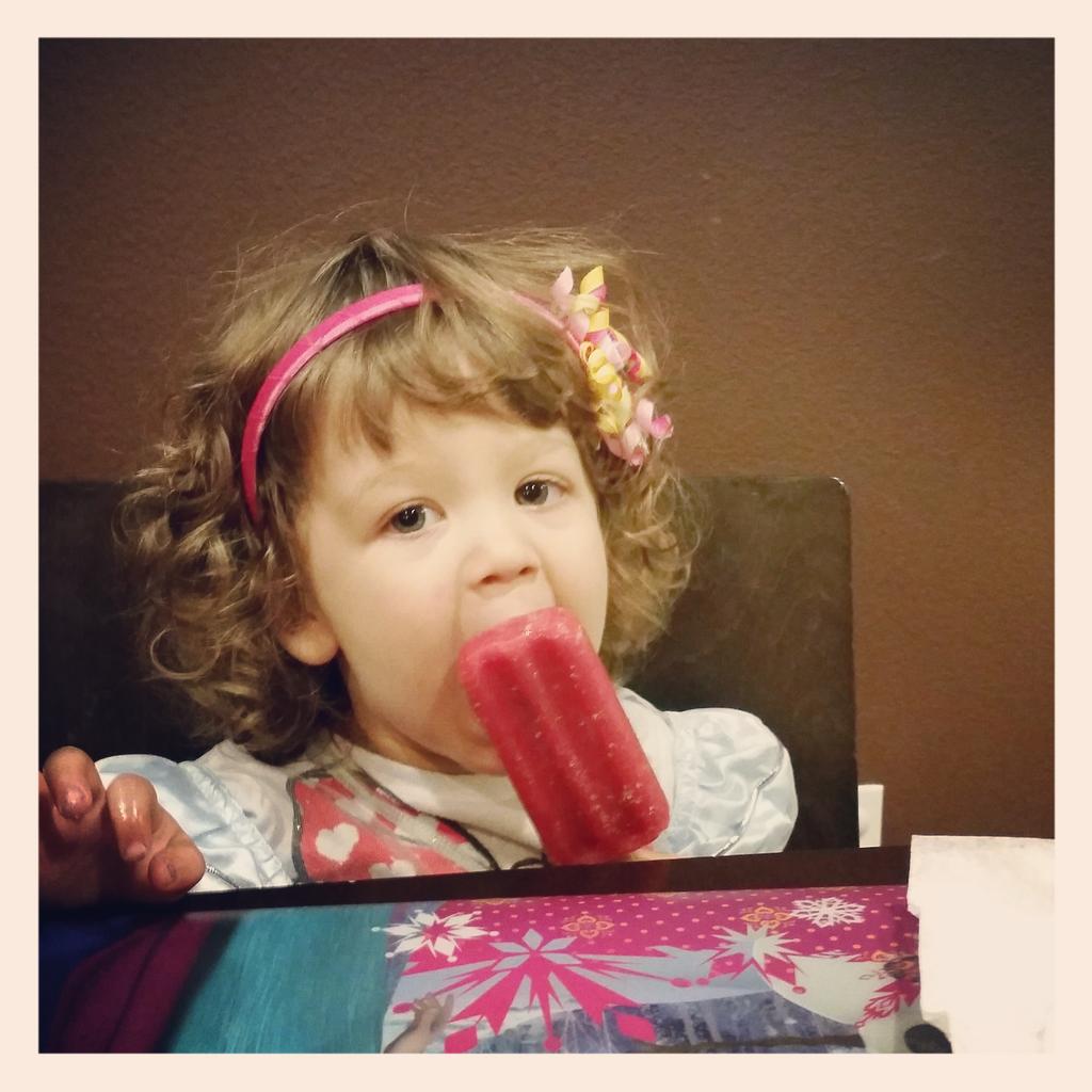 A popsicle that this #allergykid can actually eat! #outshinefruitbars <a href="/outshinesnacks/">Outshine</a>