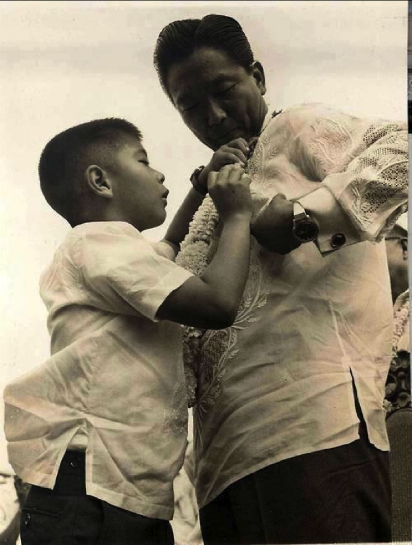 bbmp2016's tweet photo. Kaisa-isang anak na lalaki ni Apo Lakay. Napakalambing sa tatay.  #BBMP2016 #BBMPRevelation #FlashbackFriday http://t.co/2OGjRpaCry